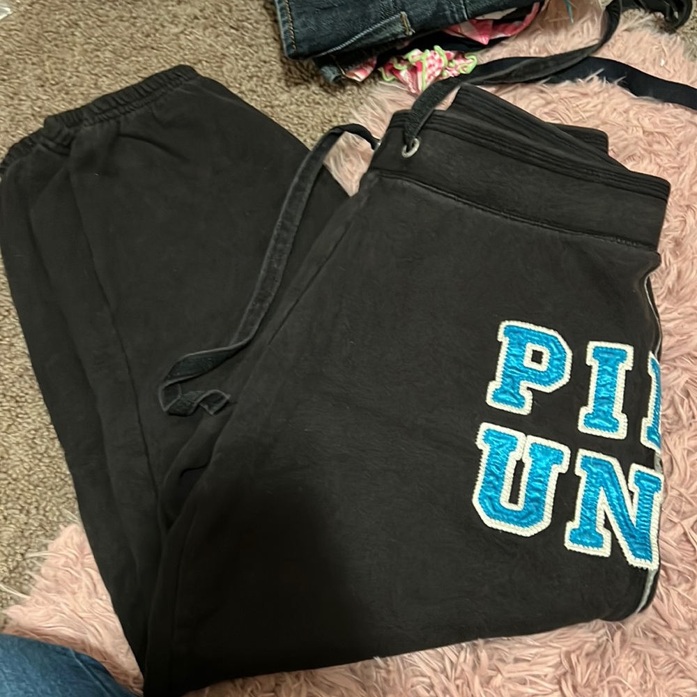 M v.s cropped sweatpants